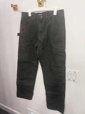 Wrangler Cargo Pants in Dark Olive